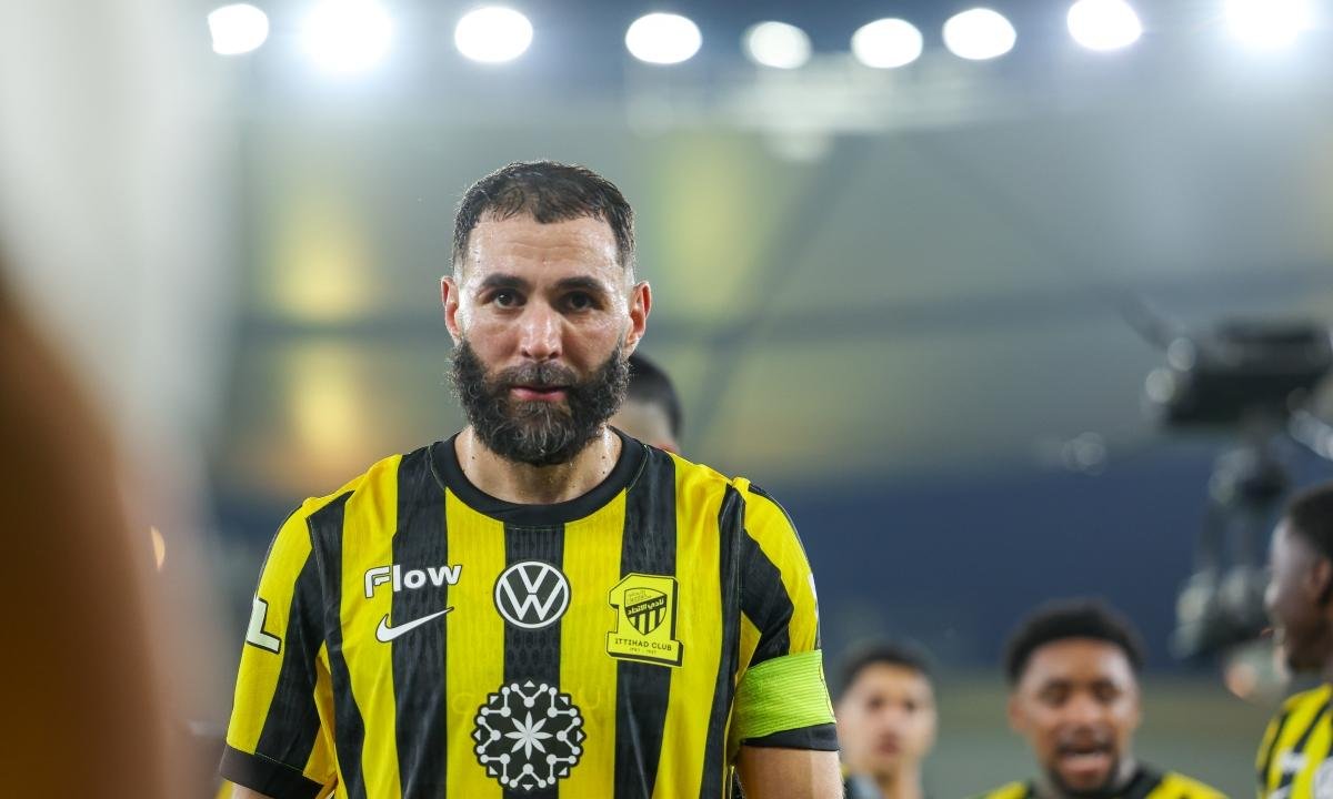 Torcedores do Al-Ittihad queimam camisas com nome de Benzema