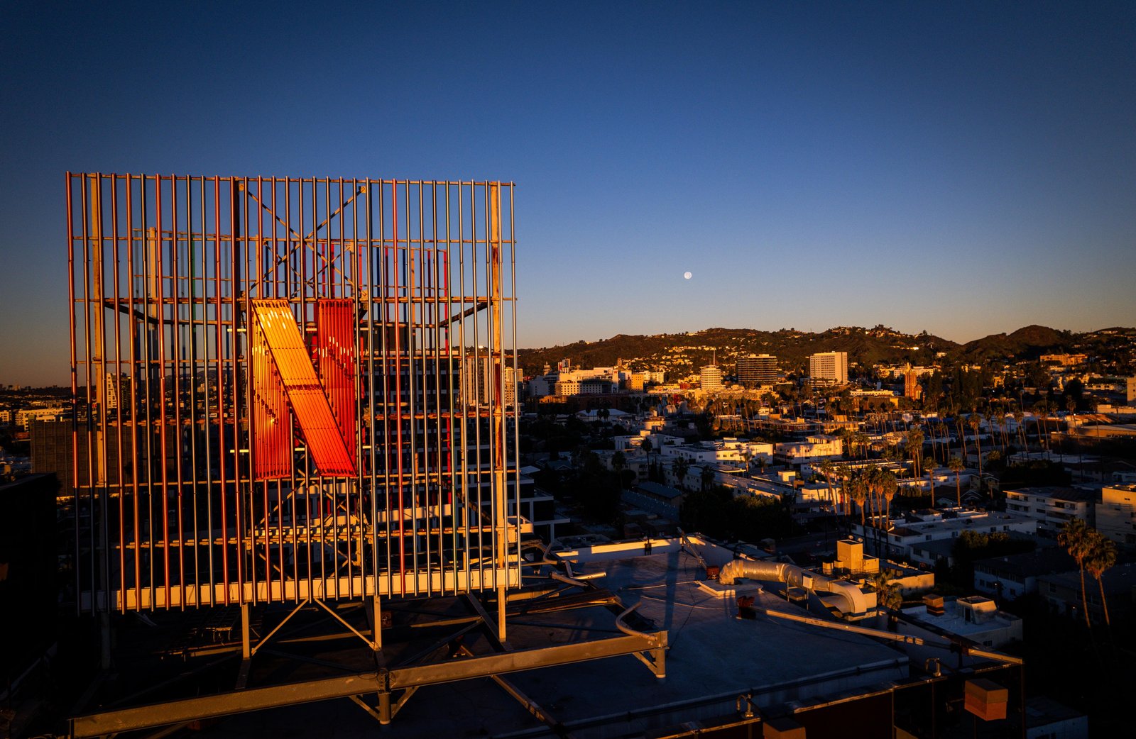 Netflix desiste da disputa pela Warner e abre caminho para a Paramount levar o estúdio