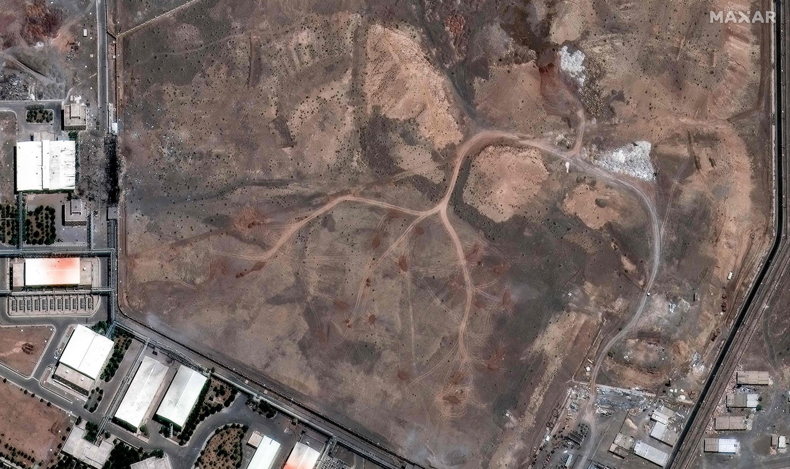 Trump diz que guerra contra o Irã seria 'facilmente vencida', mas imagens de satélite sugerem dificuldades