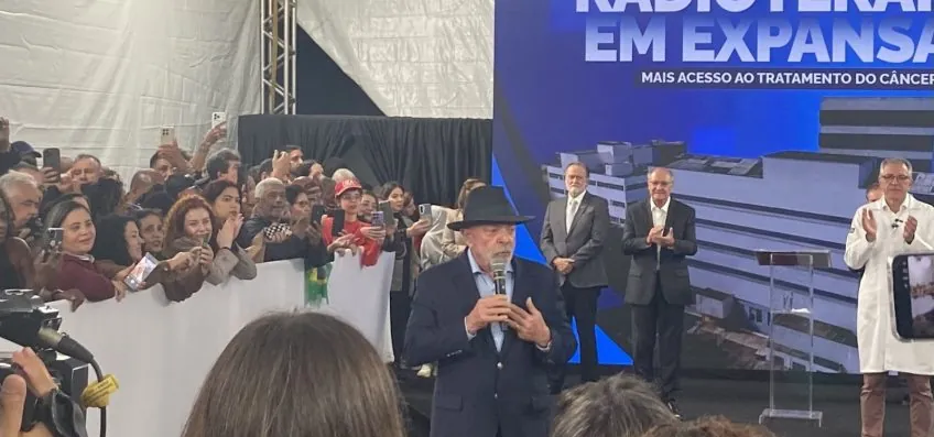 Lula diz que mulher agradeceu por prótese do SUS: “Beijando como nunca”