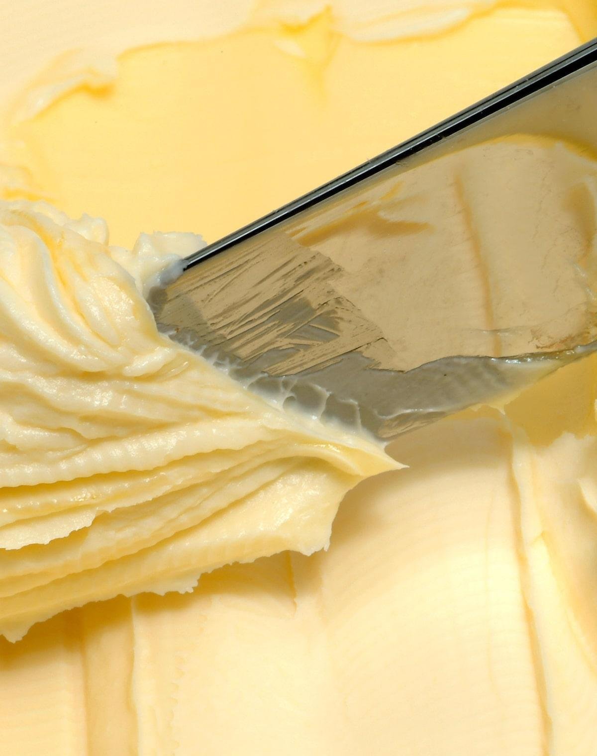 Receita fácil de manteiga caseira com 1 ingrediente, pronta em 4 passos