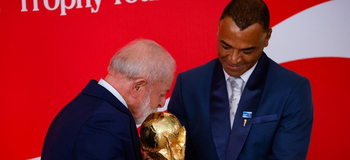 Lula posa com taça da Copa do Mundo e aposta em hexa do Brasil: ‘Estou convencido que vamos ganhar’