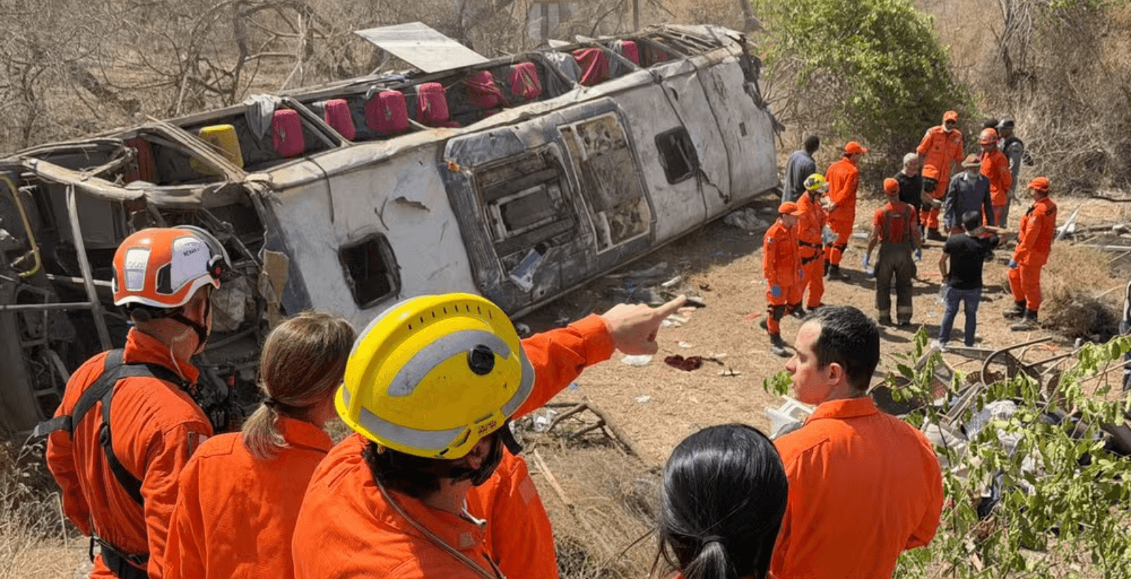 Ônibus com romeiros capota e deixa 16 mortos e feridos em Alagoas