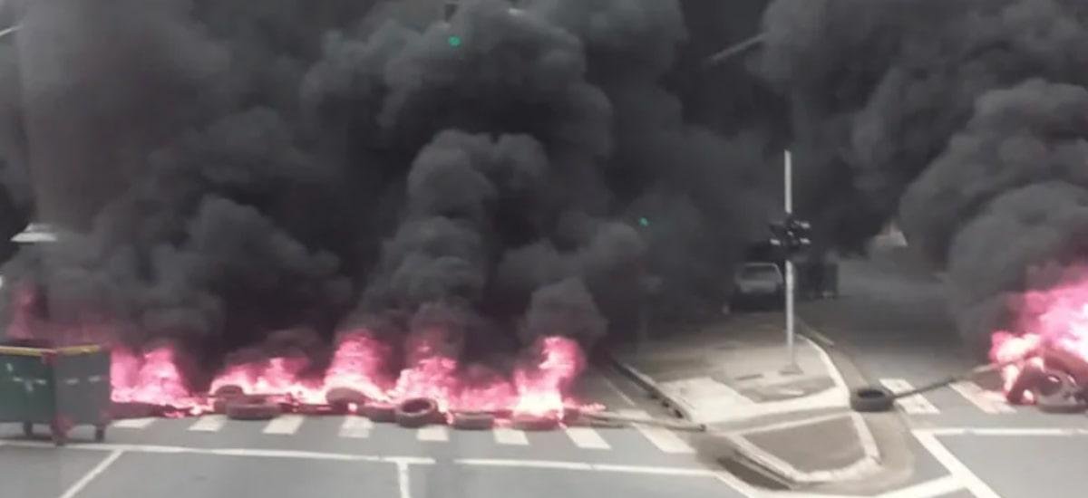 Grupo bloqueia avenida na zona leste em protesto contra reintegração de posse