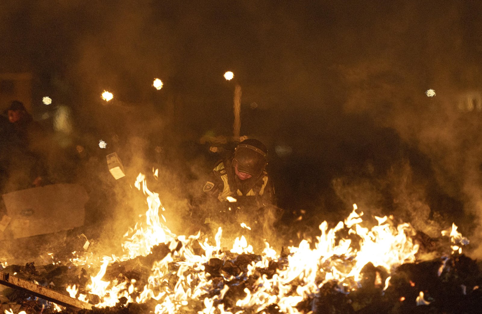 Dinheiro cai do céu após acidente de avião fatal na Bolívia. Governo tenta destruir as notas