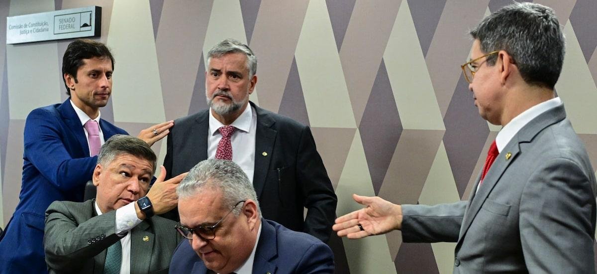 Oposição critica base de Lula por blindar Lulinha após revelação de viagem paga por Careca do INSS