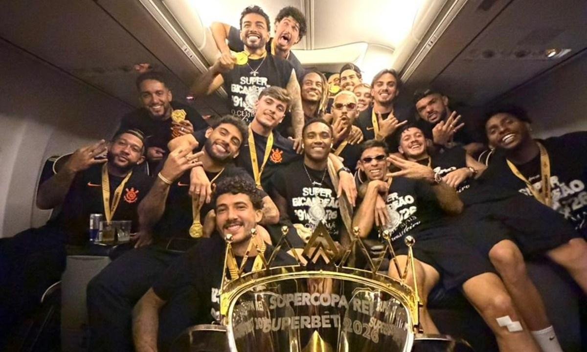 Jogadores do Corinthians fazem festa no avião após título da Supercopa