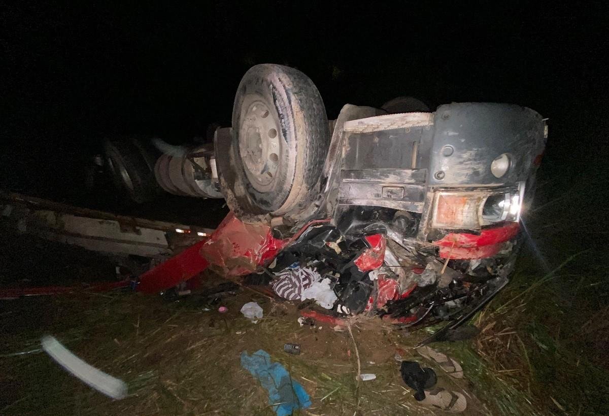 Motorista sobrevive após carreta cair em barranco na BR-116 | G1