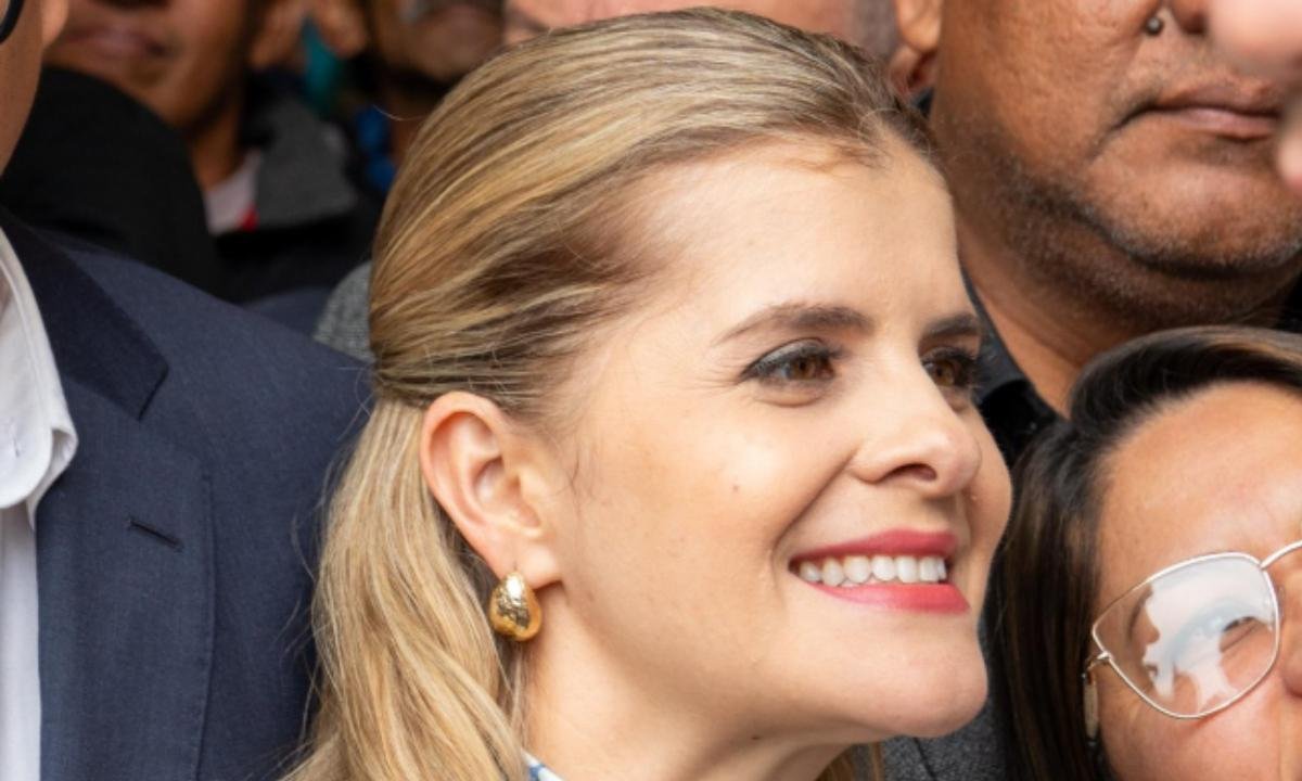 Laura Fernández, da direita, é eleita presidente da Costa Rica