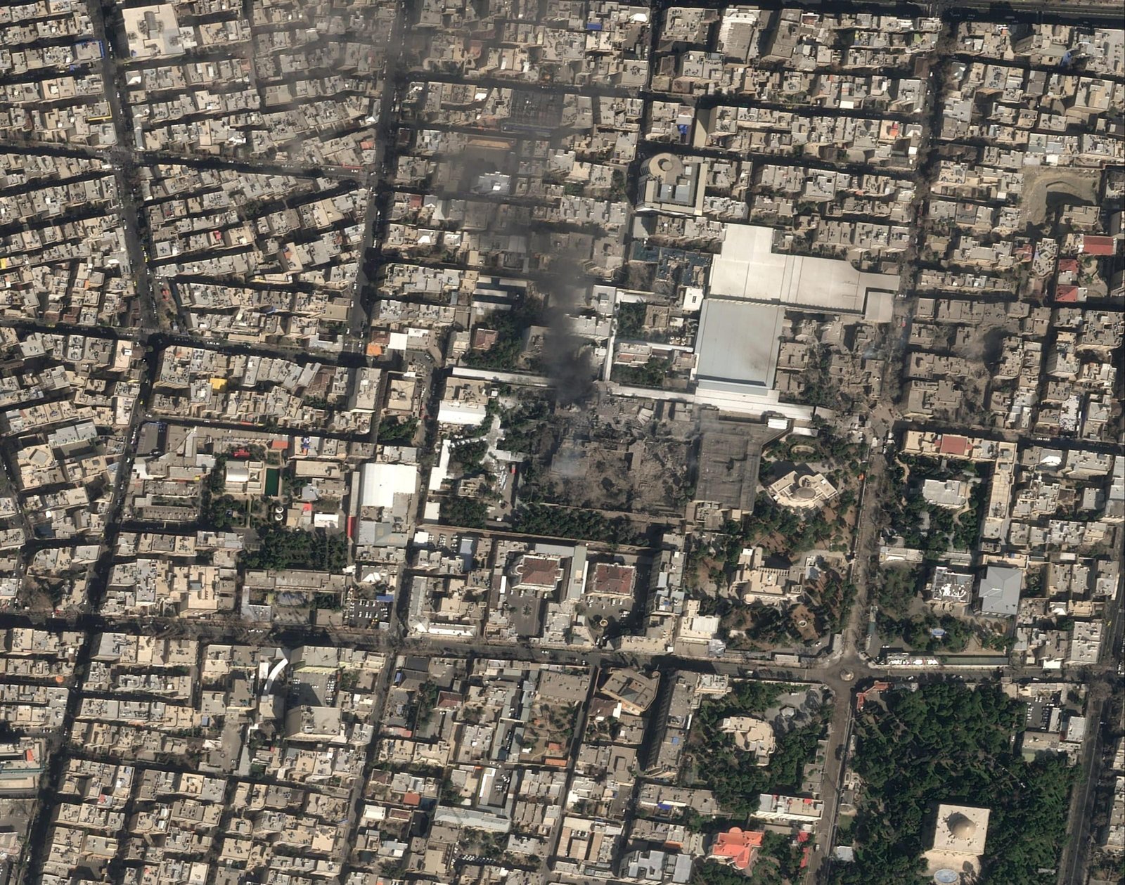 Imagens de satélite mostram destruição em residência do líder supremo do Irã, Ali Khamenei