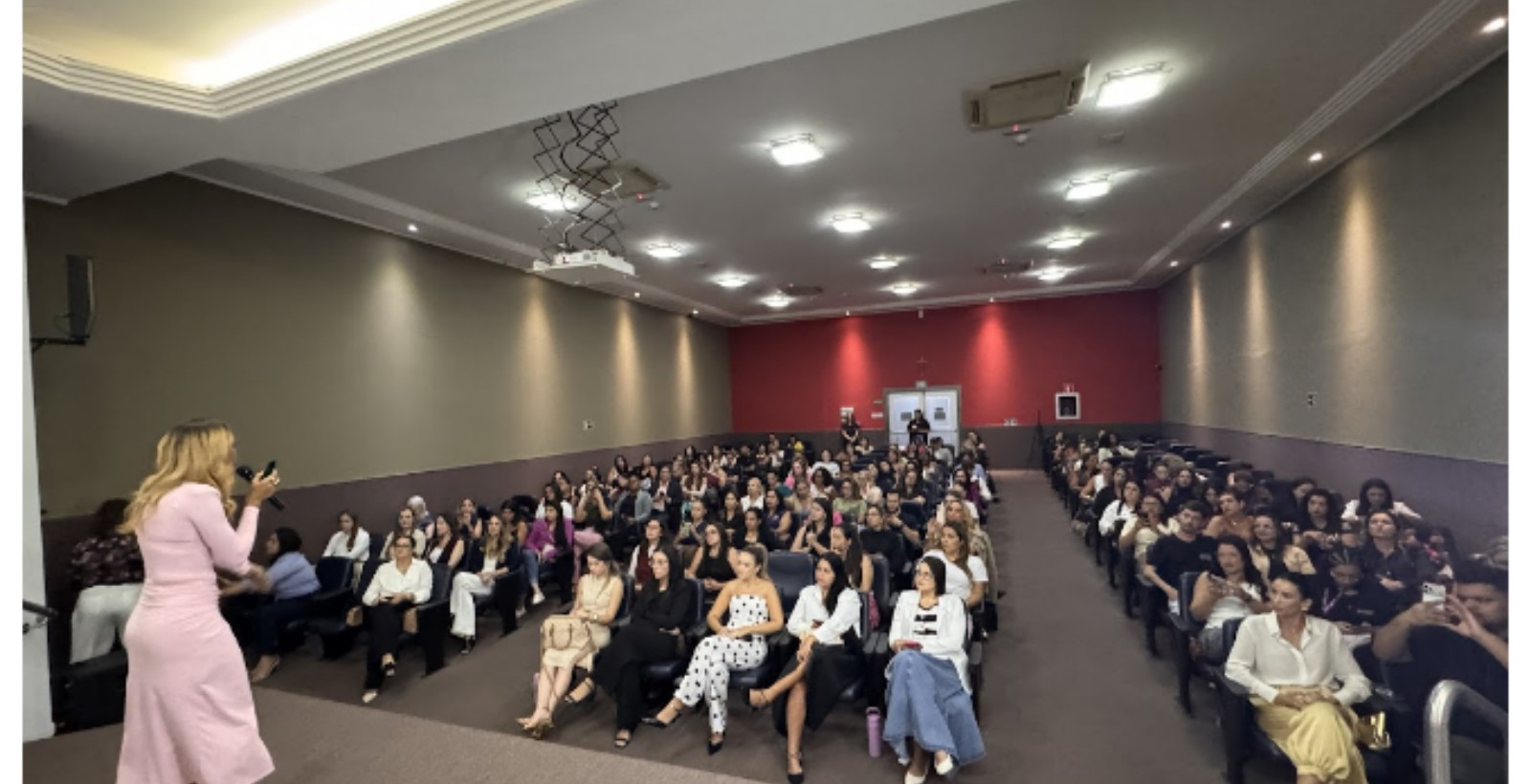 Manu Tamaru inspira público no 1º Café da Manhã do Conhecimento de 2026 | G1