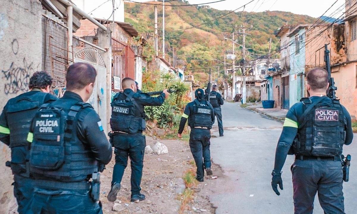 Polícia Civil mira operadores “invisíveis” do TCP em tráfico de fuzis
