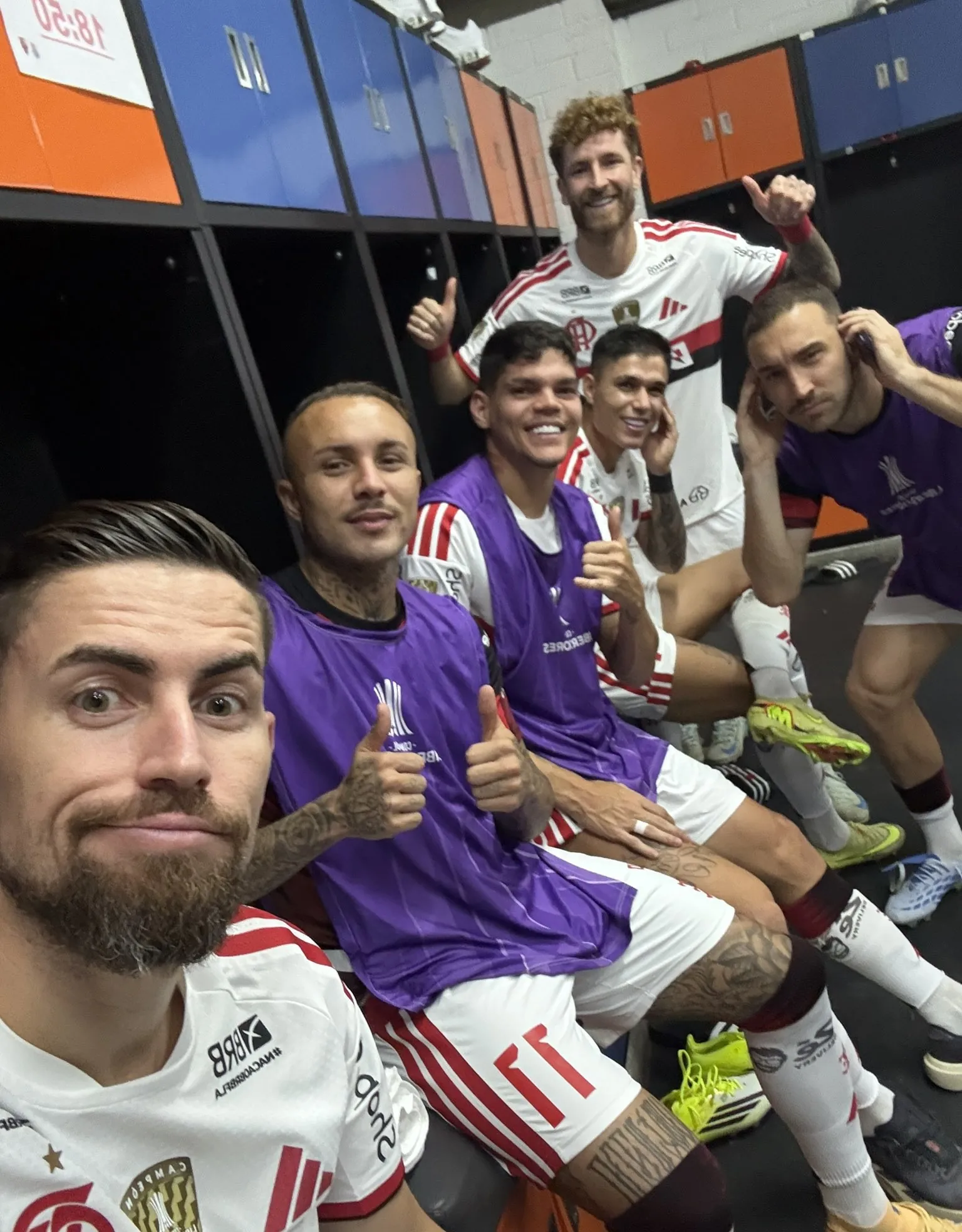 Jorginho, do Flamengo, posta foto no vestiário em meio a confusão em Medellín: 'Estamos bem e aguardando'