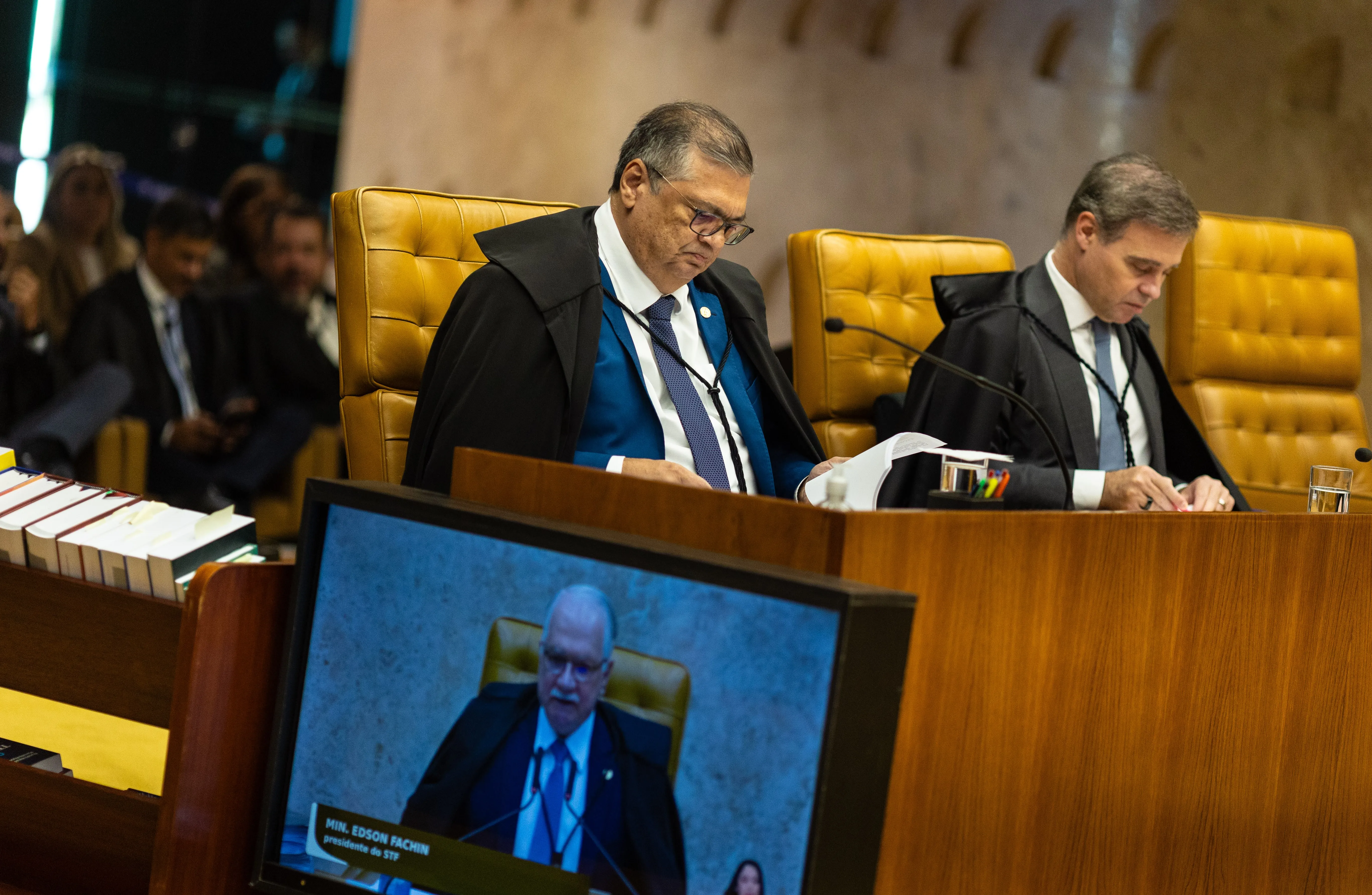 Decisão em ‘causa própria’ e reunião com Vorcaro: os 11 recados de Dino a Mendonça na decisão que reintegrou chefe da PF