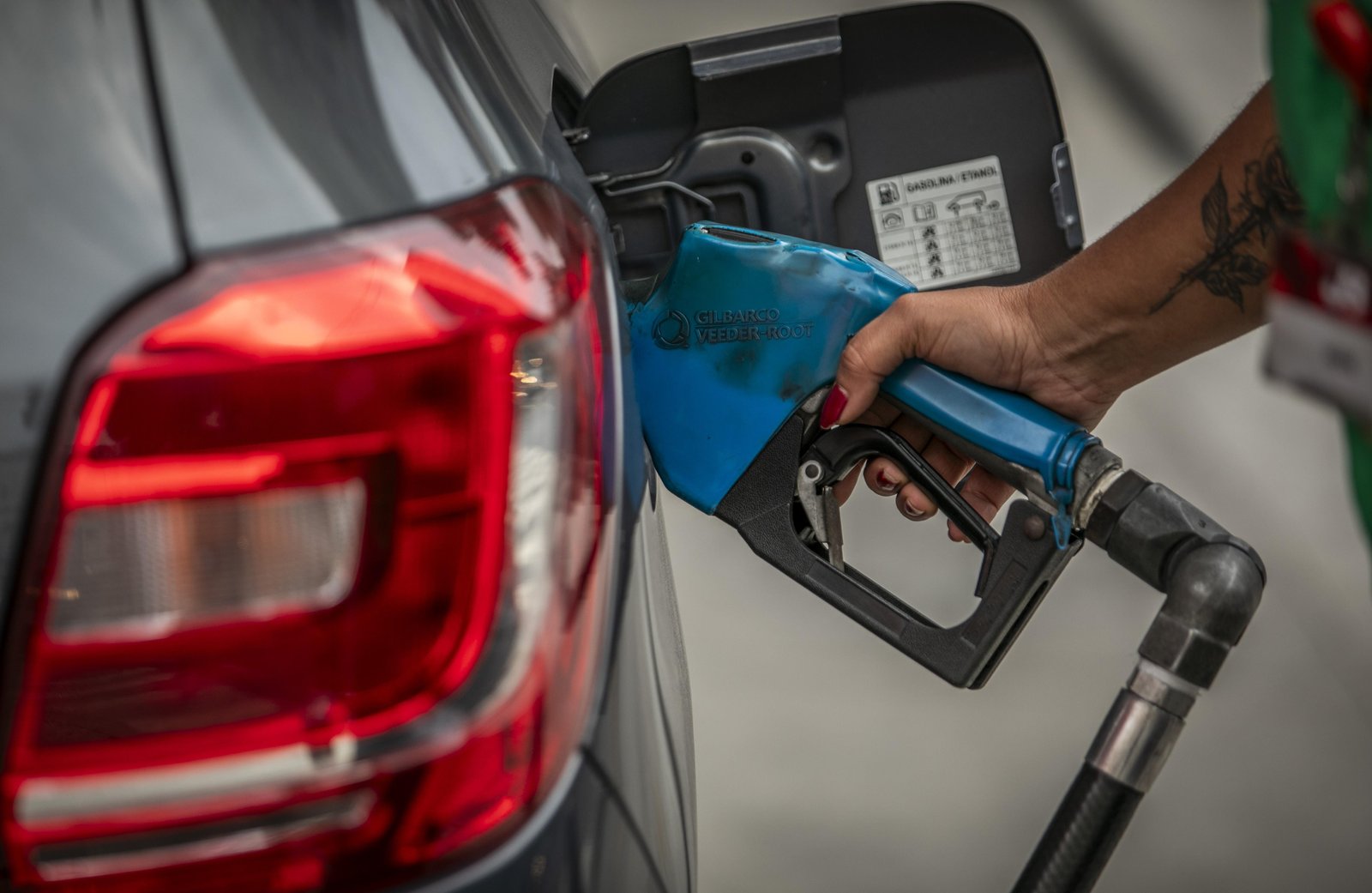 Com a alta do petróleo, defasagem no preço da gasolina já chega a 17% e no diesel a 23% nas refinarias da Petrobras