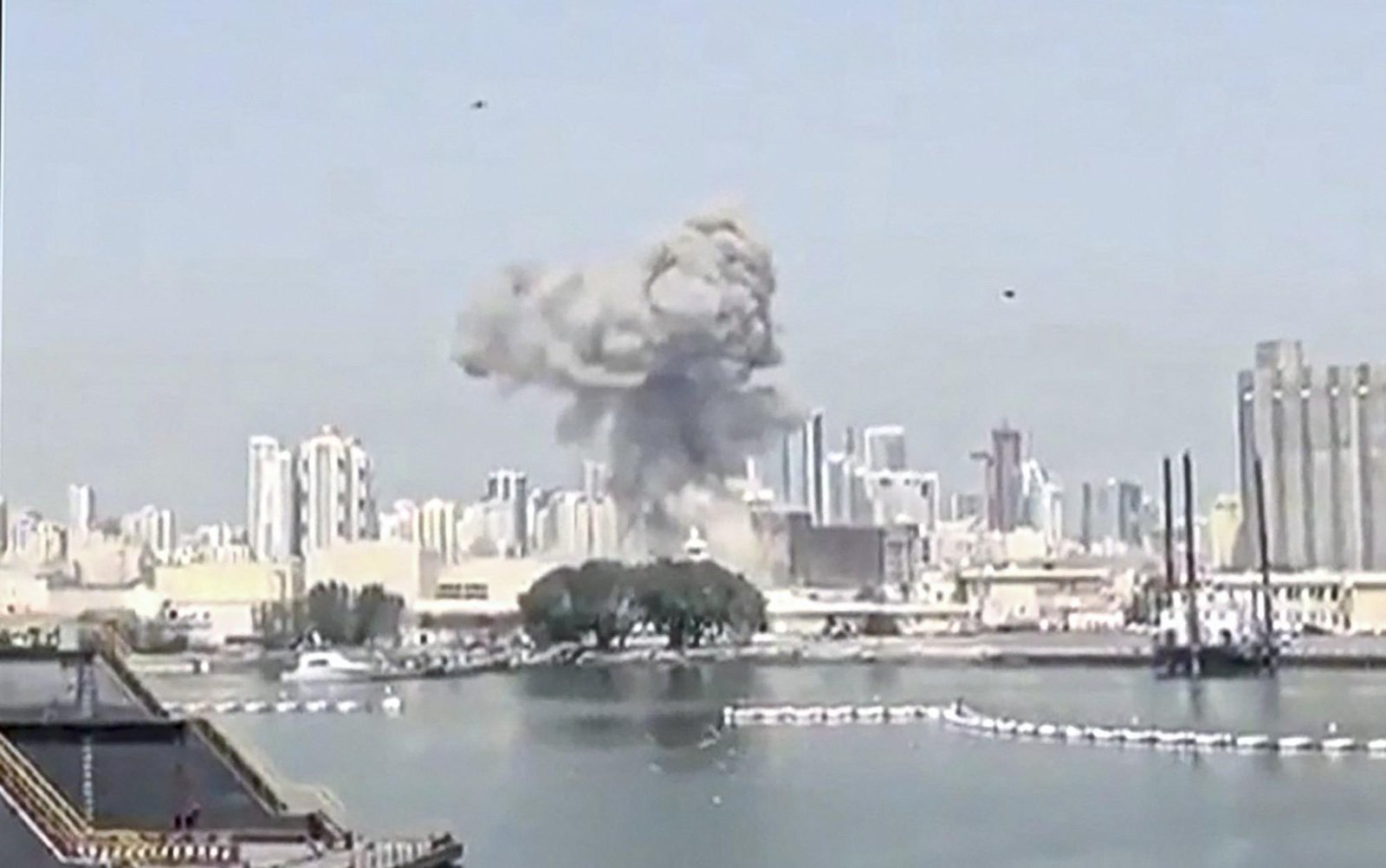 Irã ataca instalações militares dos EUA em toda a região do Golfo; vídeos