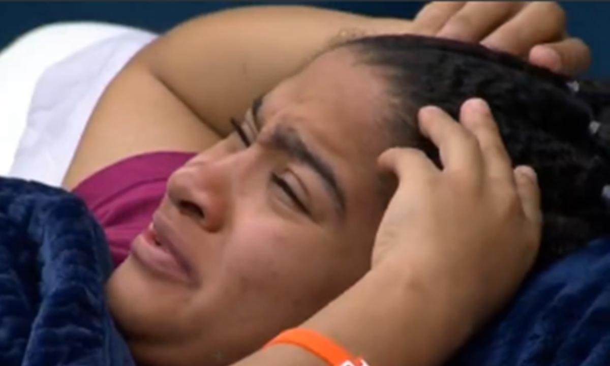 BBB26: Milena cai no choro após visita à médica do programa