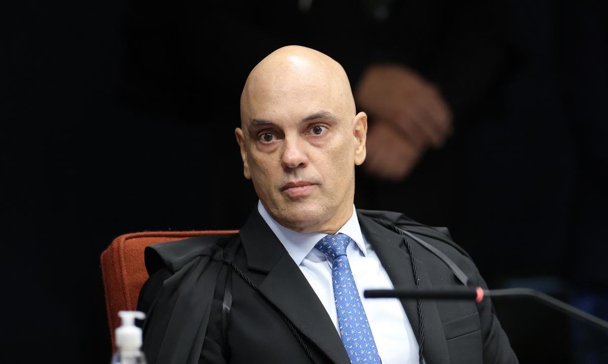 Moraes autoriza ex-assessor de Bolsonaro a trabalhar no presídio
