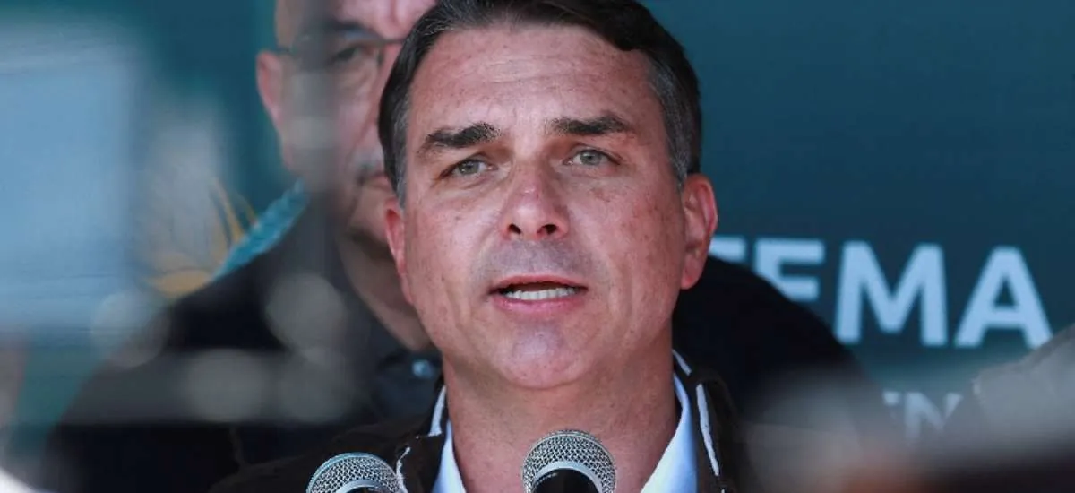 Defesa de Flávio Bolsonaro pediu 4 vezes que caso ‘Dark Horse’ ficasse com Mendonça em vez de Dino, diz jornal