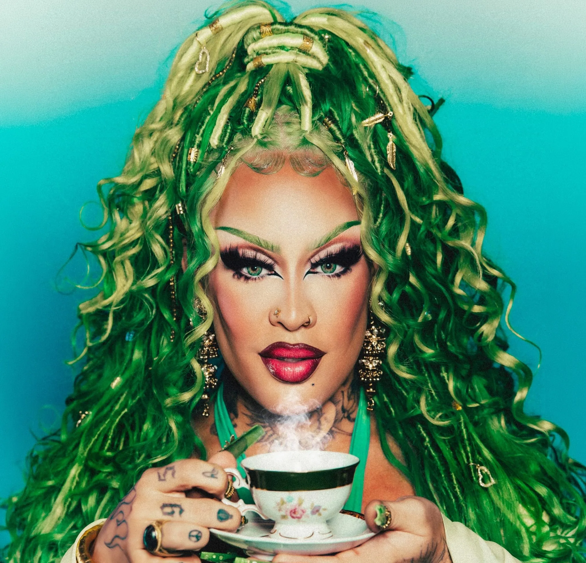 Gloria Groove serve 'O chá' com sabor pop, levada de reggae e o gosto amargo deixado por single sem real impacto