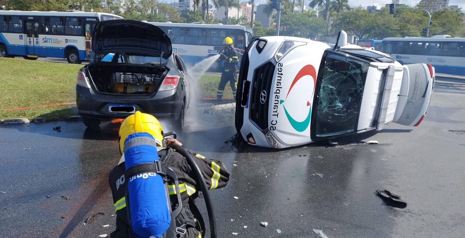 Carro que levava órgãos para transplante sofre acidente com incêndio | G1