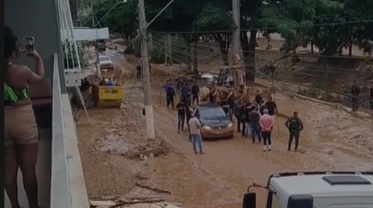 Nikolas é criticado por bloquear rua alagada em MG para fazer gravação