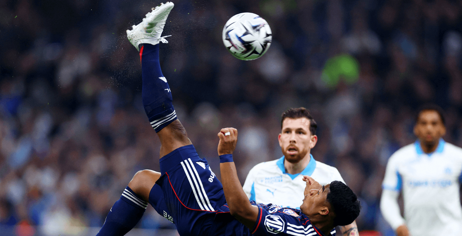 Endrick tem noite de garçom, mas Lyon é derrotado pelo Marseille