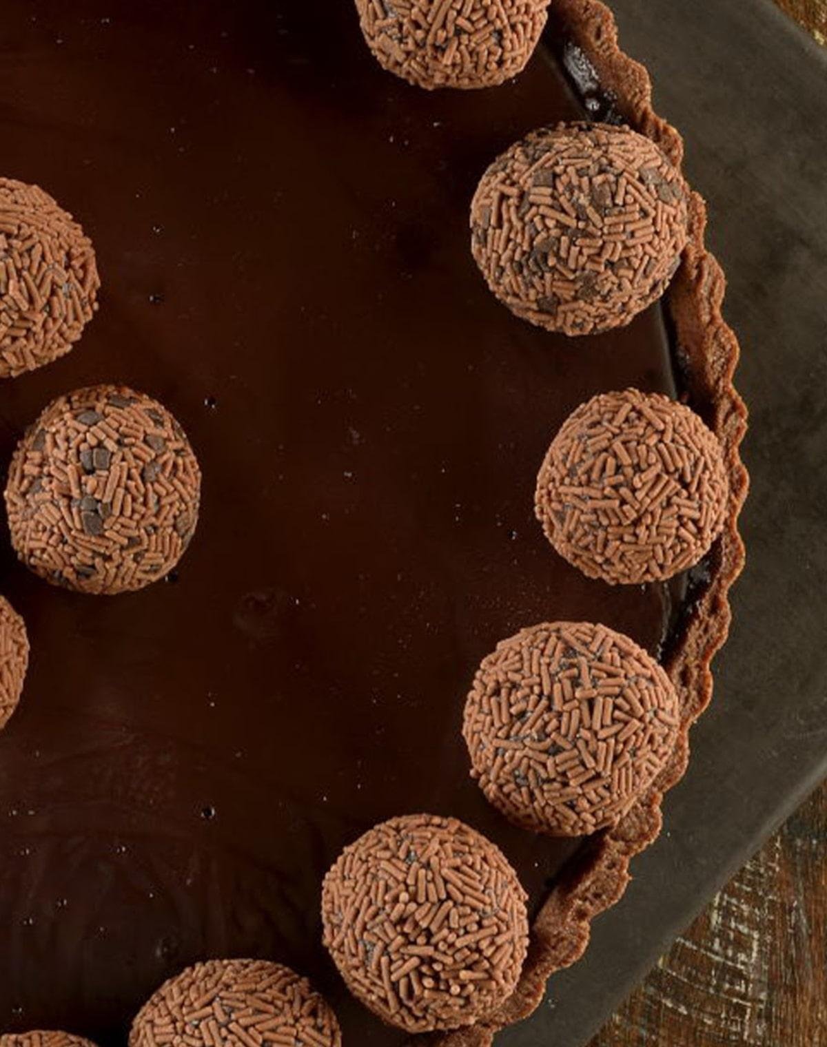 Receita de torta de chocolate com brigadeiro em passos simples