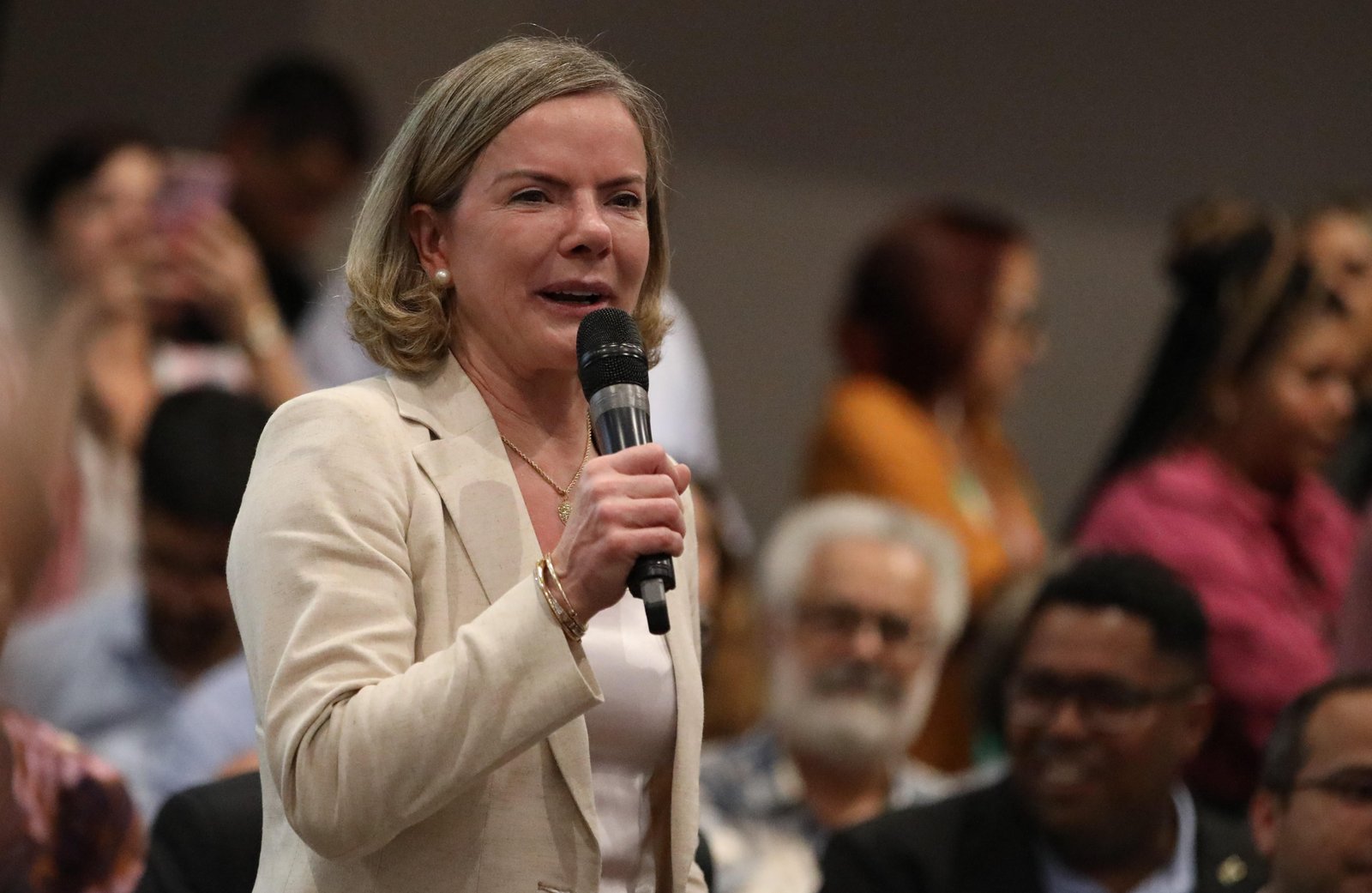 Gleisi Hoffmann acusa presidente da CPMI do INSS de aplicar golpe em votação que aprovou quebra de sigilo de Lulinha