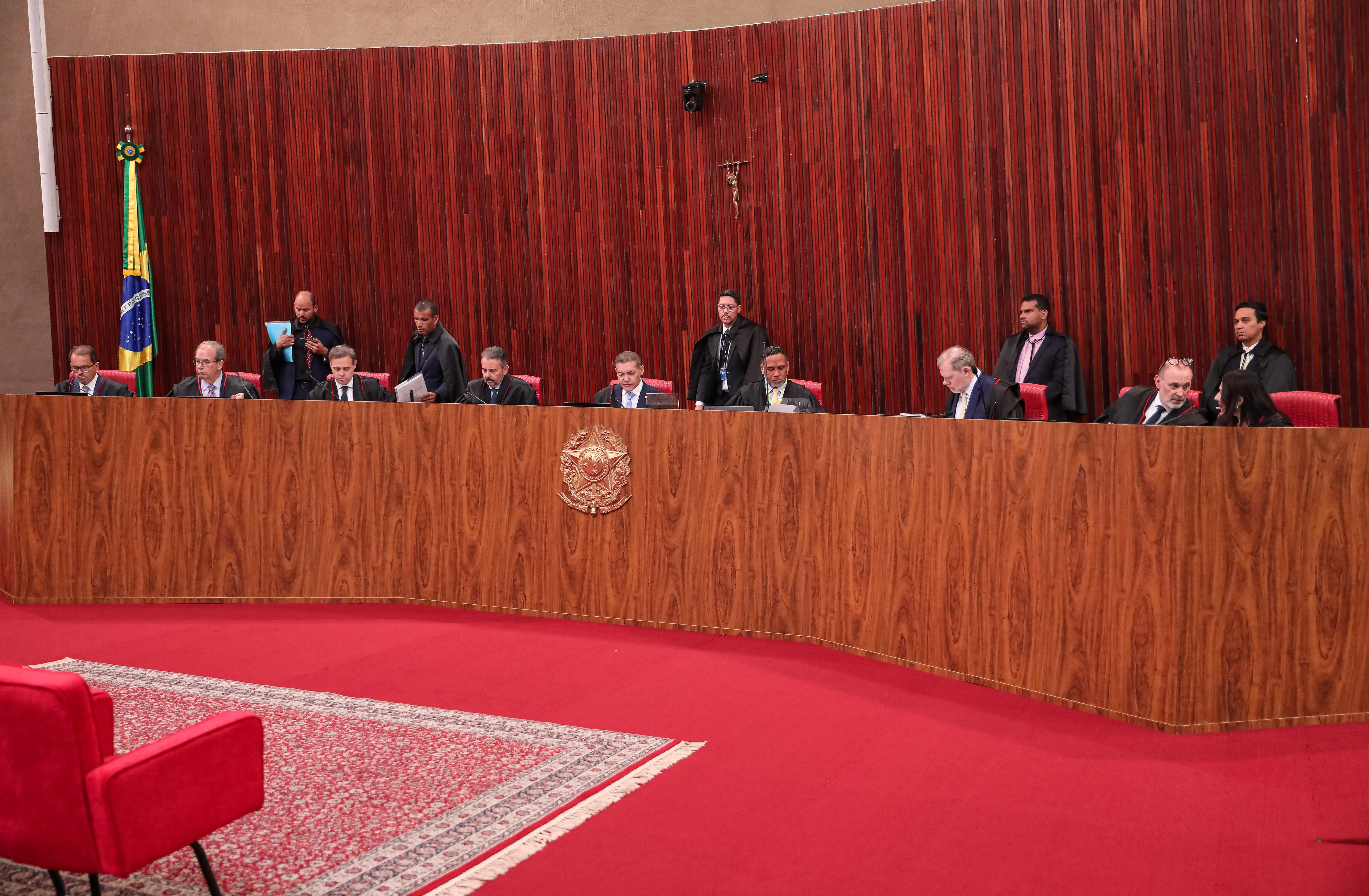 Ministros do STF e advogados criticam sessões 'a jato' e estratégia de esvaziar julgamentos presenciais no TSE