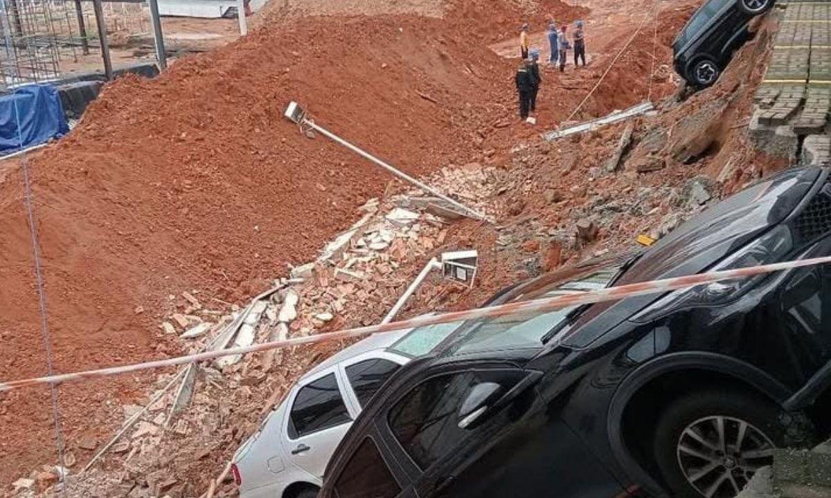 Carros são "engolidos" após muro desabar em obra da Prefeitura de SP