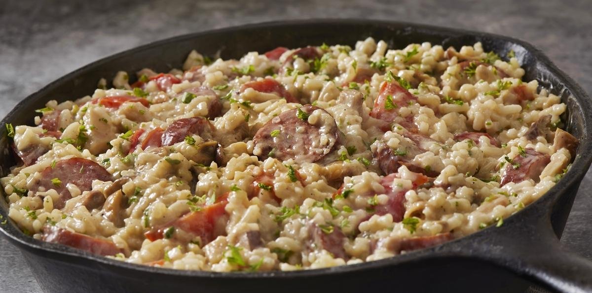 Arroz cremoso com linguiça: jantar perfeito e que só suja uma panela