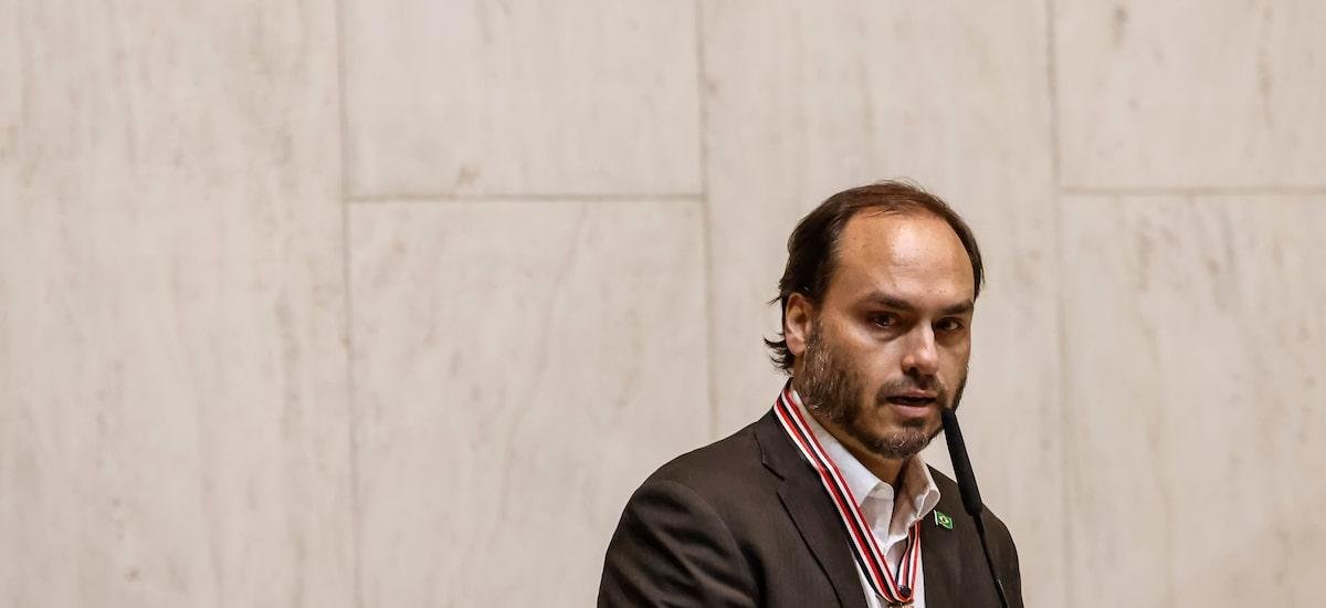 Flávio diz que palanque em Santa Catarina está fechado e que Carlos tem relação histórica com Estado