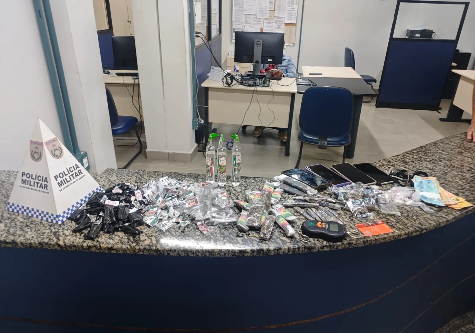 Tráfico de drogas em Resende: PM prende jovem e apreende menores | G1