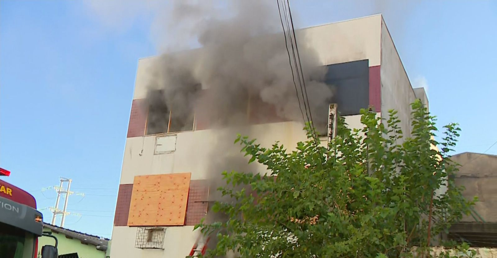 Incêndio de grandes proporções atinge prédio comercial em Porto Alegre | G1