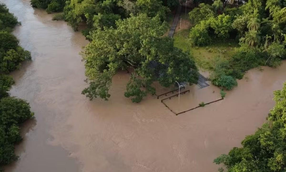 Tempestade isola famílias, destrói pontes e alaga ruas em Corguinho | G1
