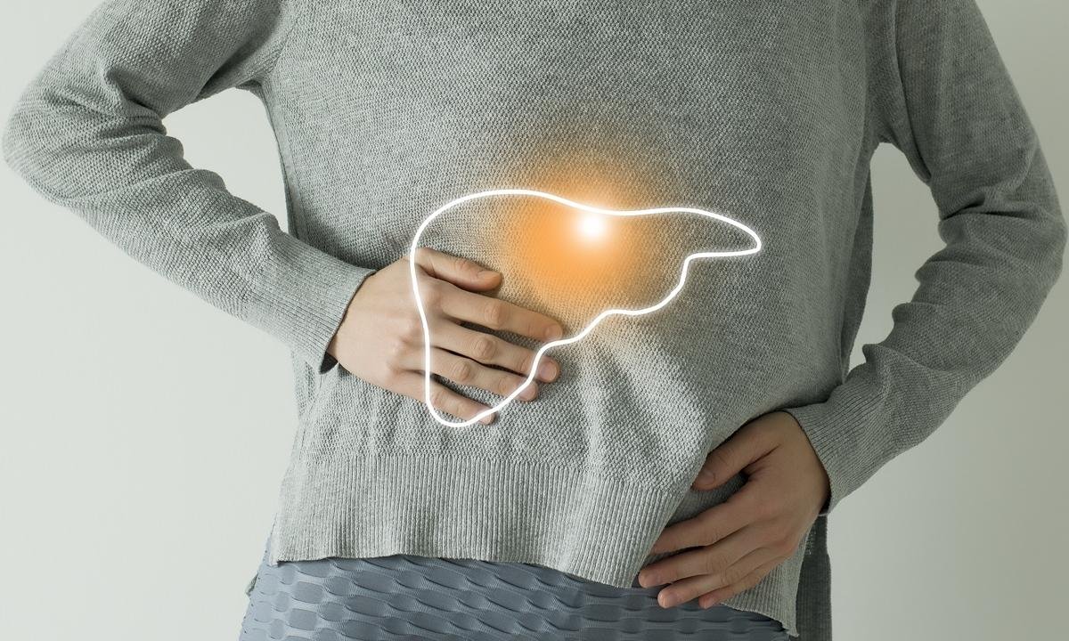 Hepatologista conta se bebidas antes de dormir curam a gordura no fígado