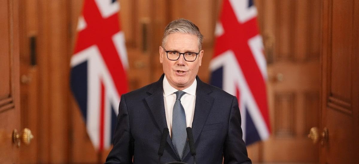 ‘Não vamos nos juntar a ataques ofensivos no momento’, diz premiê britânico sobre conflito no Irã