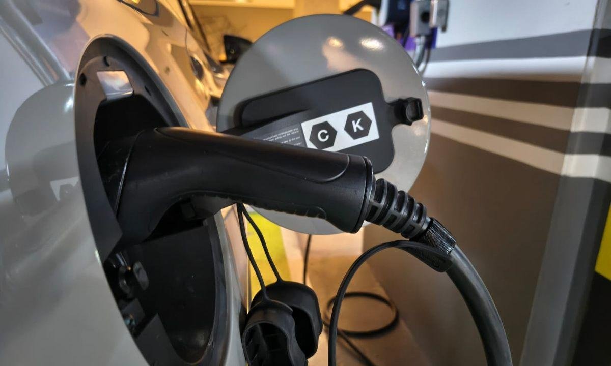 Carro elétrico: após lei, prédios se preparam para instalar carregador
