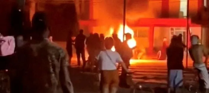 Manifestantes atacam sede local do Partido Comunista em Cuba