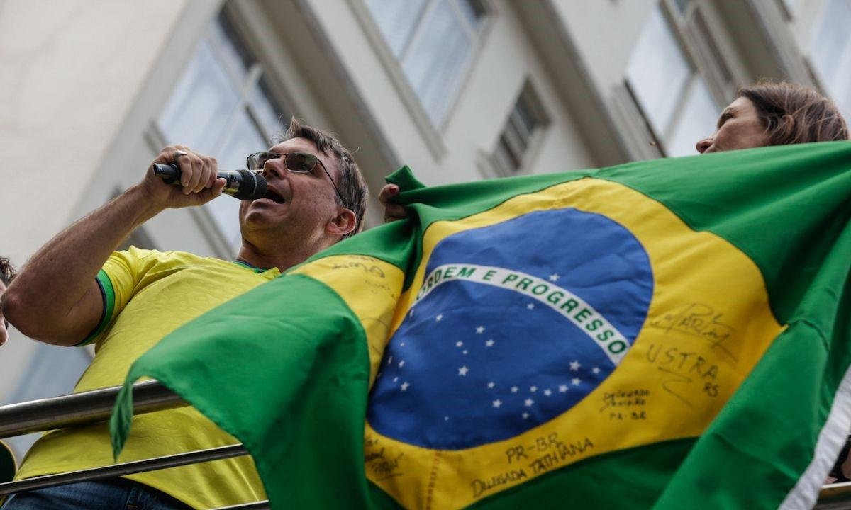 Ato em SP retoma ataques ao STF e projeta discurso eleitoral de Flávio
