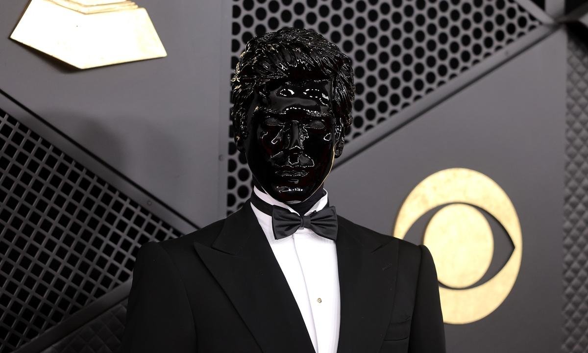 DJ é acusado de blackface por uso de máscara em premiação