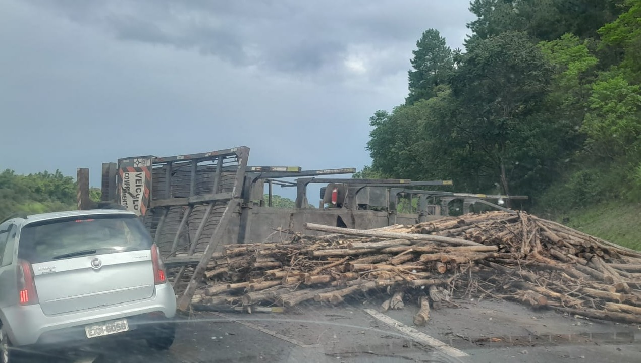Caminhão tomba na Castello Branco e causa congestionamento em SP | G1