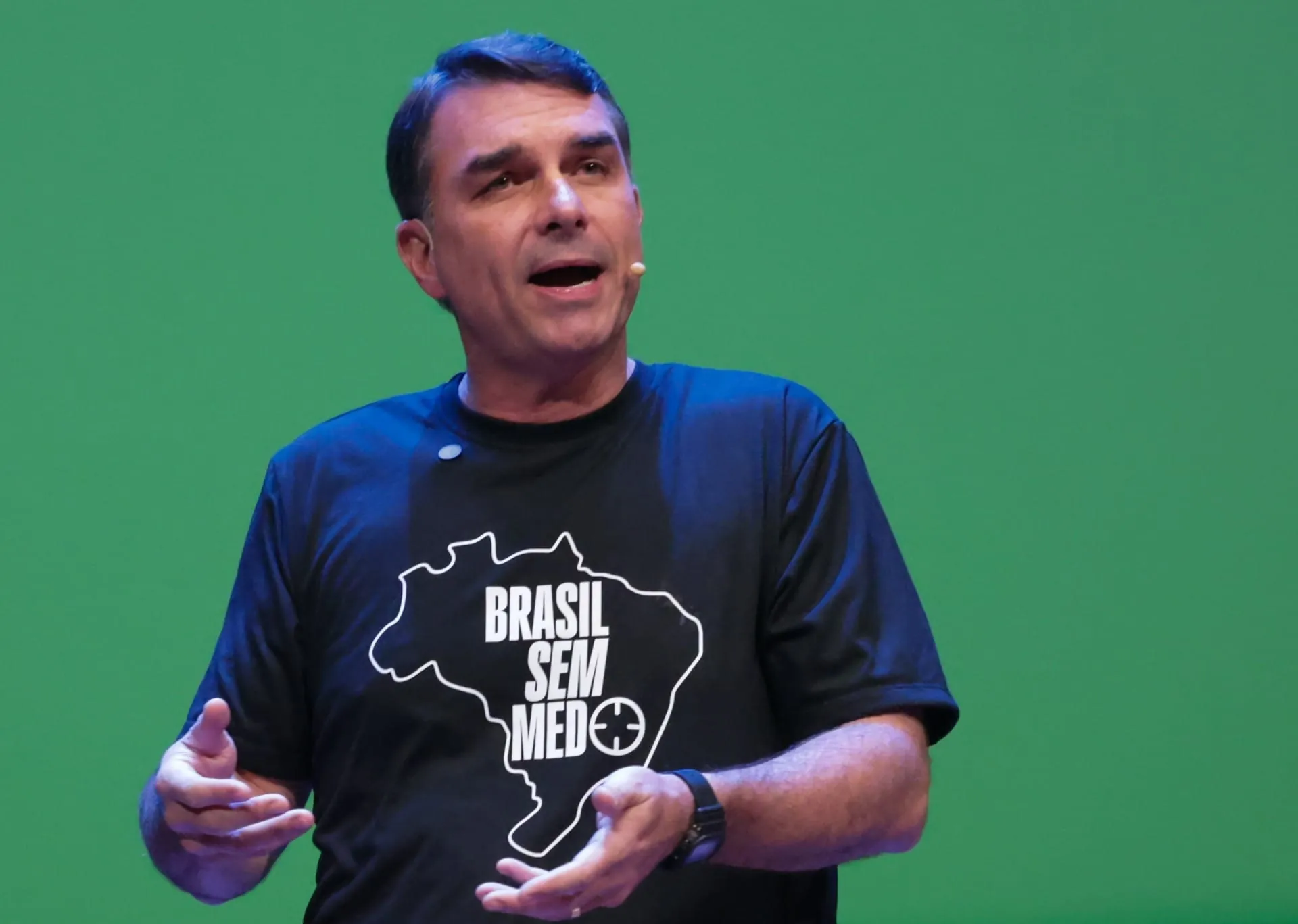 Flávio diz que defender mulher de 'covarde e vagabundo' é pauta da direita