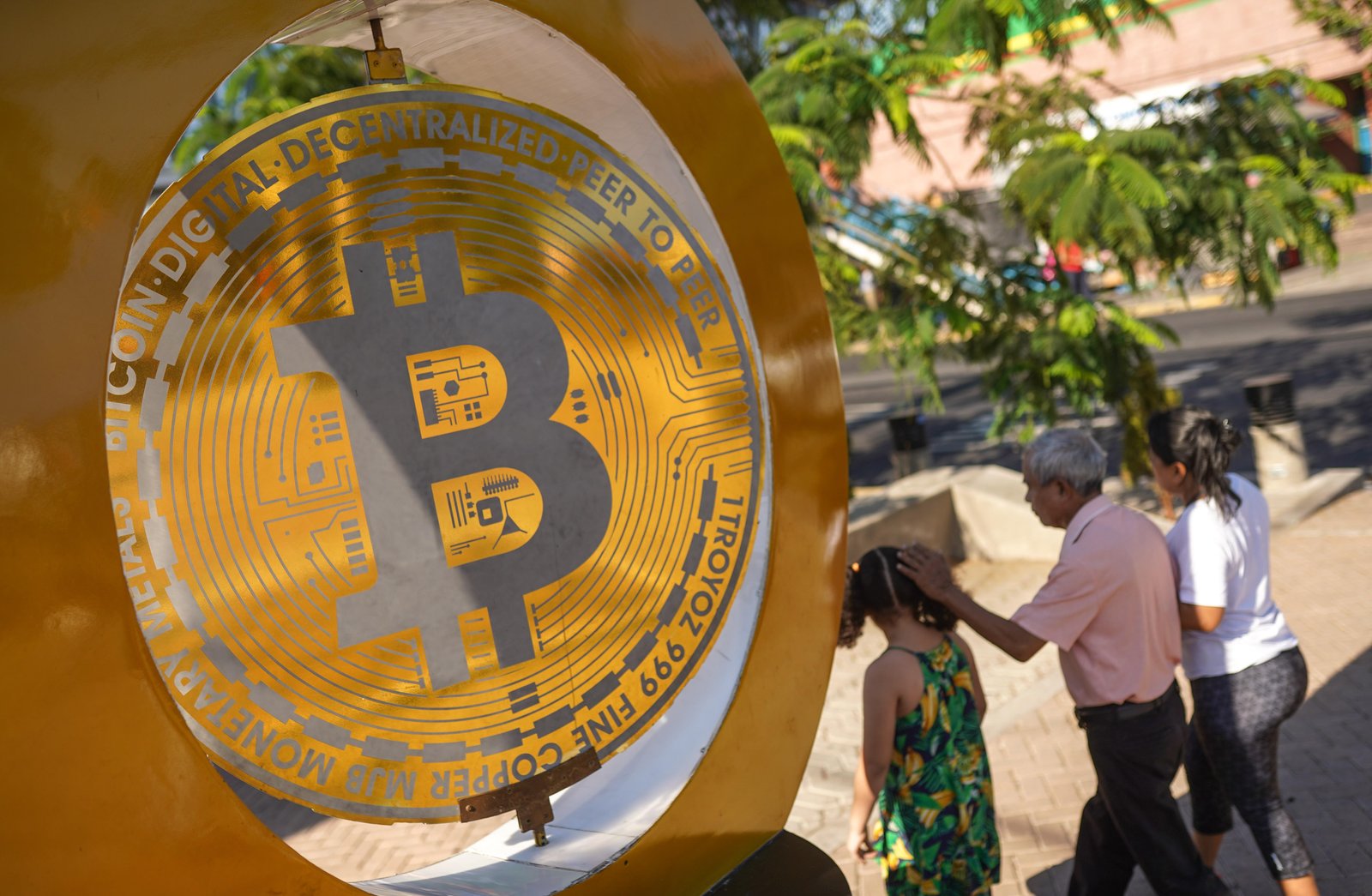 Bitcoin atinge o menor nível desde a vitória de Trump nas eleições