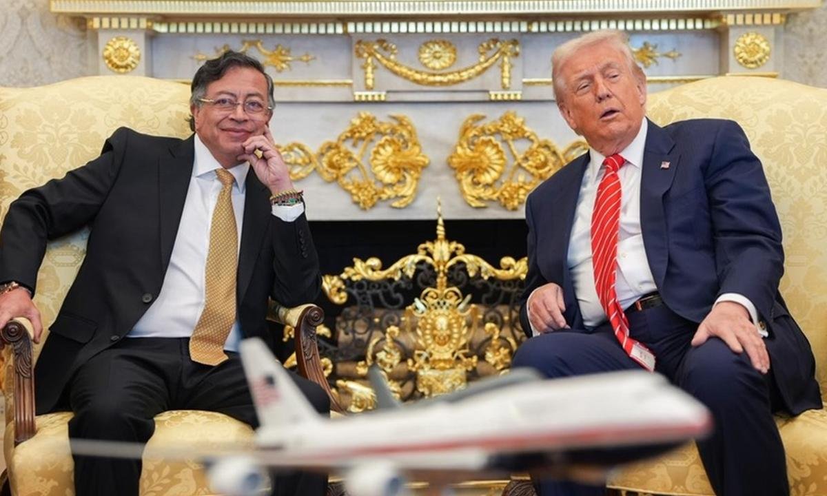 Após encontro, Petro e Trump selam “flerte” com autógrafo e elogio