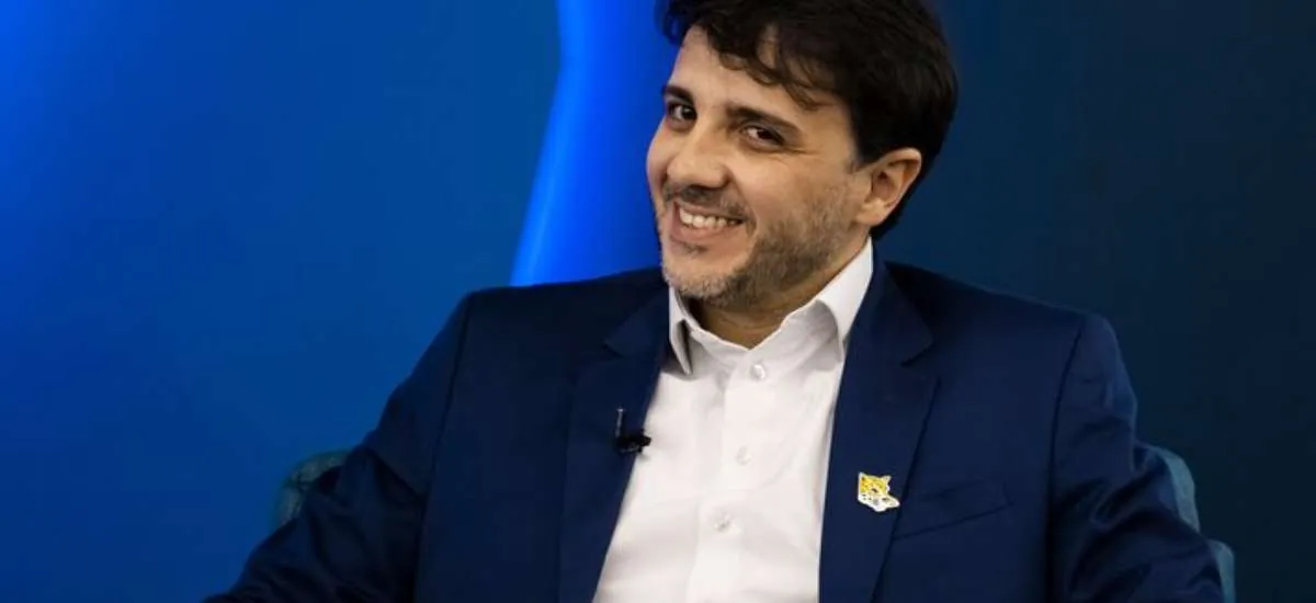 Renan Santos defende fim do foro privilegiado e reforma nos poderes do STF
