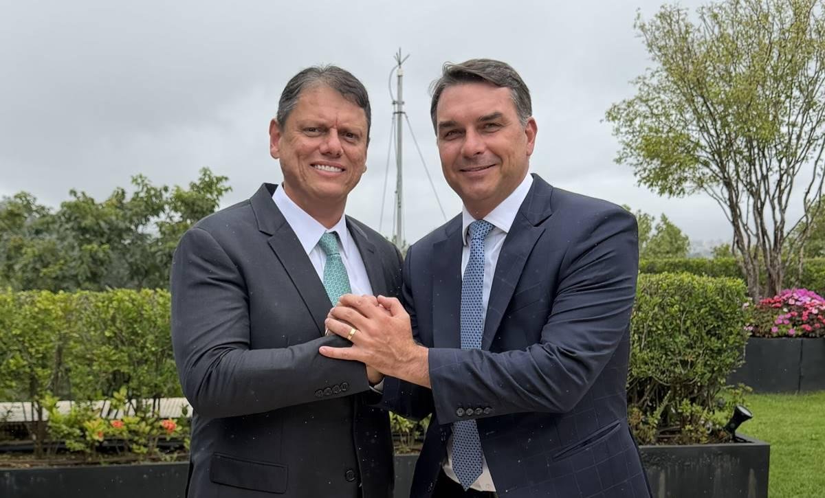 O aviso de Tarcísio a Flávio Bolsonaro sobre a vaga de vice em SP