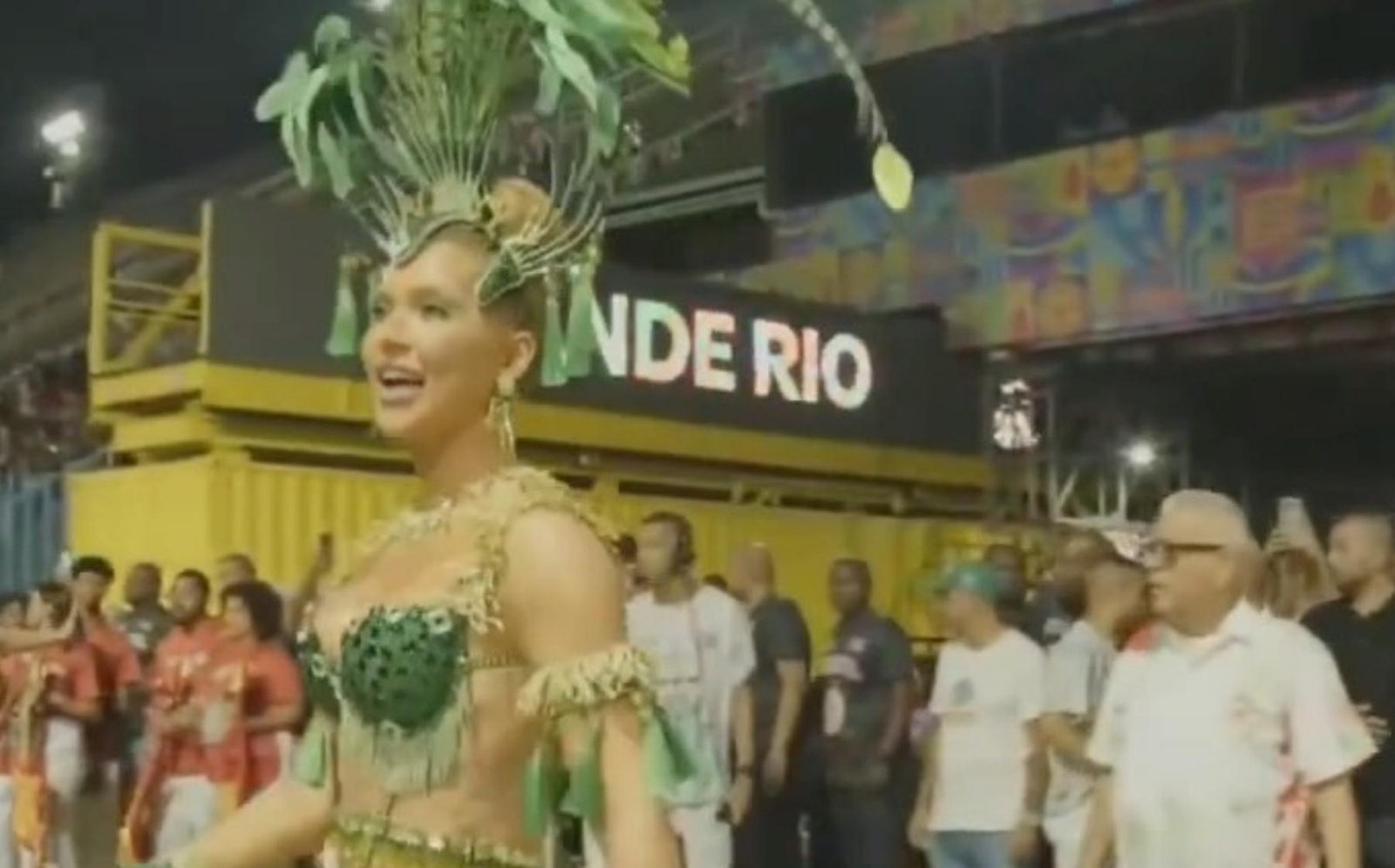 Virginia Fonseca comete gafe na Sapucaí e é puxada pelo braço