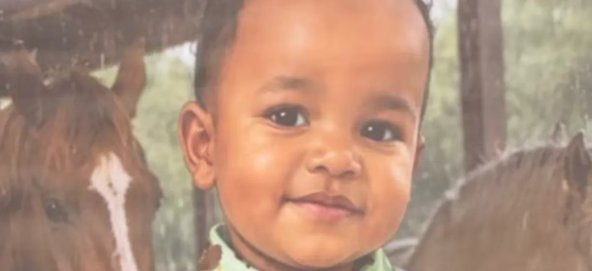Carro invade calçada, mata menino de 2 anos e motorista é morto por moradores em Maceió